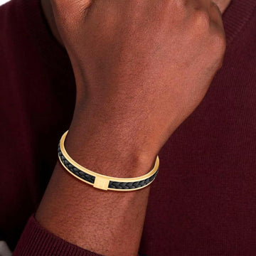 Ανδρικό βραχιόλι χειροπέδα Tommy Hilfiger από ατσάλι σε χρυσό χρώμα με μαύρο δέρμα.